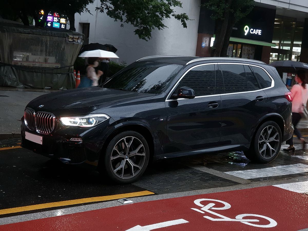Front three-quarter view of a black 2021 BMW X5