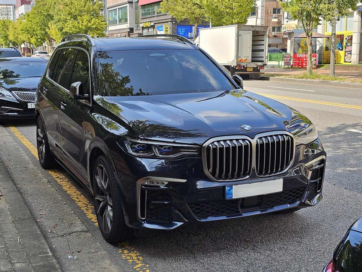 Front three-quarter view of a black 2021 BMW X7 M50i